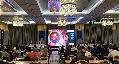 Bursa'da göz cerrahlarından canlı ameliyat