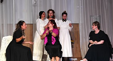 Bursa'da Osmangazili kadınlar Kozalar oyunu ile izleyici karşısında