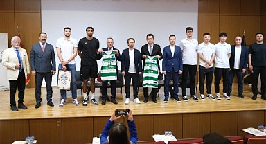 Bursaspor Basketbol Başkanı Sezgin Mudanya Üniversitesi’nde öğrencilerle buluştu