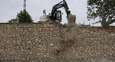 Dağyenice’de 3 bin 800 metrekarelik kaçak duvar yıkıldı