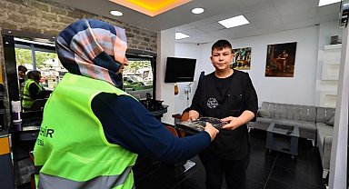 Denizli Büyükşehir berberlere penuar dağıtımına başladı