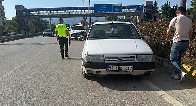 Düzce'de kamyonun sıkıştırdığı araç bariye çarptı!