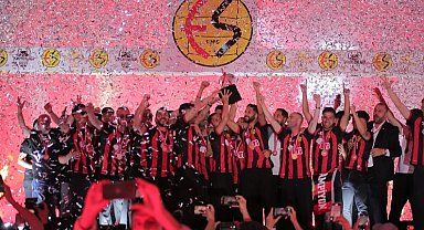 Eskişehirspor şampiyonluğunu sahada kutladı