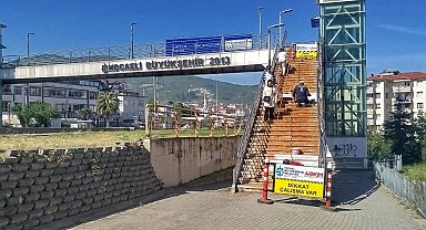 Gölcük'teki üst geçitlerde bakım ve onarım çalışması