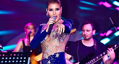 Gülben Ergen'den servis elemanlarına sahne sürprizi