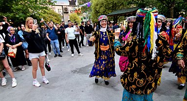 Halk Dansları Festivali sokaklara taştı