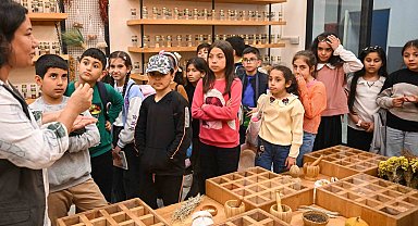 İzmir Bornova'da yerel tohuma çocuk eli!