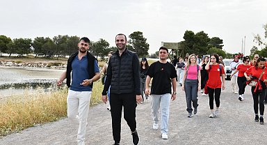 İzmir Çiğli'de gençlik Atatürk için yürüdü
