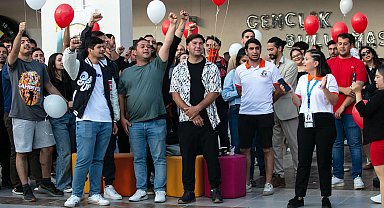 İzmir Güzelbahçe'de gençler yaza merhaba dedi