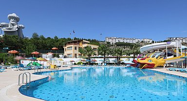 İzmir Karabağlar'da Aqua Yaşam yüzme havuzu yeni sezonunu açtı