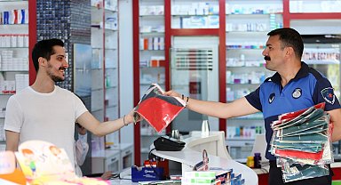 İzmir Narlıdere Belediyesi esnafa bayrak dağıttı