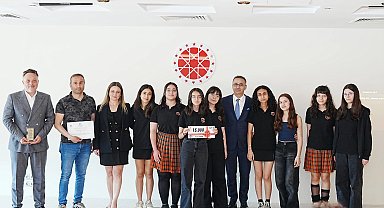 İzmir'de 400 öğrenci gazetecilikle 'Yarınlara İz Bırak'tı