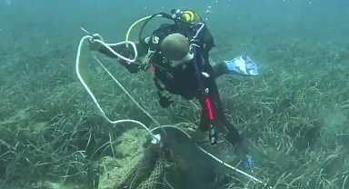 İzmir'de deniz dibinden 1,5 ton ağ çıkarıldı!