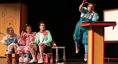 İzmir'de 'Soytarılar Okulu' sahnelendi