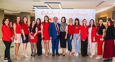 Kadınlar kalpleri için kırmızıya geçti