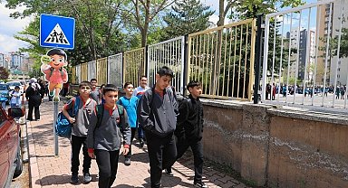 Kayseri Talas'ta okul geçitlerine sevimli uyarıcılar