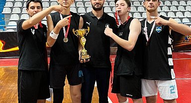 Kocaeli Çayırova'nın genç basketbolcuları il şampiyonu oldu
