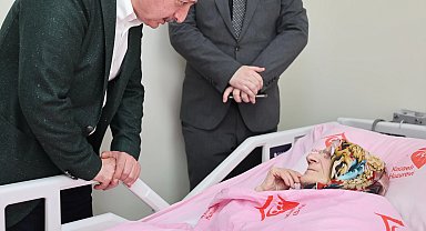 Kocaeli'de Başkan Büyükakın, Anneler Günü'nde şehit ailesi ve huzurevine gitti