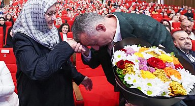 Kocaeli'de Başkan Büyükakın'dan annesine çiçekli kutlama