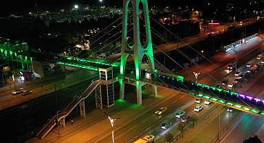 Kocaeli'nde üst geçitler yeşile büründü