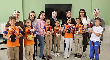 Konya'da çocuklar çiçekleri annelerine hediye etti