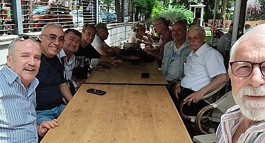 Lise arkadaşları 42 yıl sonra bir araya geldi