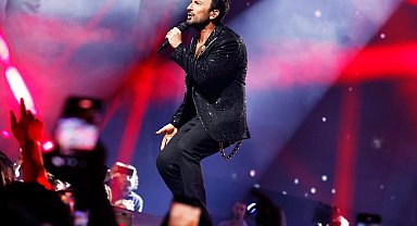 Megastar Tarkan Avrupa turnesinde büyülüyor