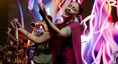 Melek Mosso depremzedeler için sahne aldı