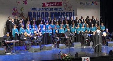 Mersin'de gönülden sesler korosundan 'Bahar' ziyafeti