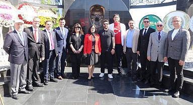 MİMARLAR ODASI BURSA ŞUBESİ ATATÜRK ANITI’NA ÇELENK KOYDU