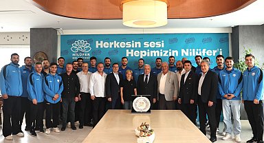 Nilüferli hentbolcular başarılarını Başkan Özdemir'le paylaştı