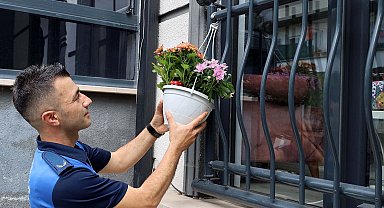 Rukiye'nin dünyayı gördüğü tek pencere çiçek açtı