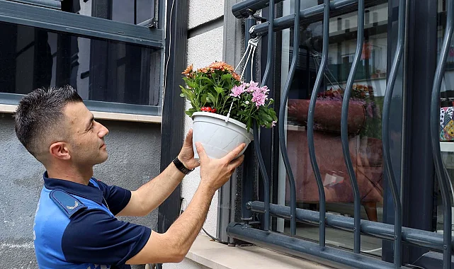 Rukiye'nin dünyayı gördüğü tek pencere çiçek açtı