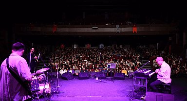 Sanatseverlerden caz konserine tam not