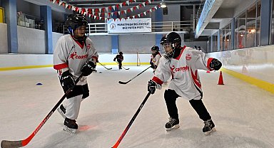 Sıcacık bir kentte buz gibi bir hayal: Muratpaşa'nın küçük hokeycileri