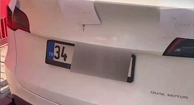 Terk Edilen Lüks Araca Esnaftan Yaratıcı Tepki