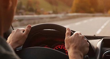 Trafikte güvenli sürüş için üç altın kural! Dikkat dağınıklığı felakete yol açıyor