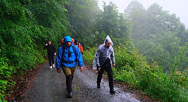 Yağmur eşliğinde cennet tabiatı keşfettiler!
