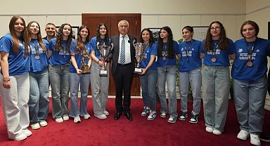 Adana Büyükşehir U18 Kız Basketbol Takımı Türkiye 3'üncüsü