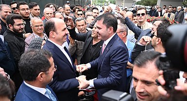 Bakan Kurum Konya Türbeönü'nde kucaklaştı