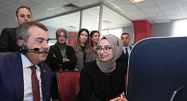 Bakan Tekin Van'da MEBİM'de çağrı yanıtladı