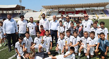 Başkan Büyükgöz minik sporcuları yalnız bırakmadı