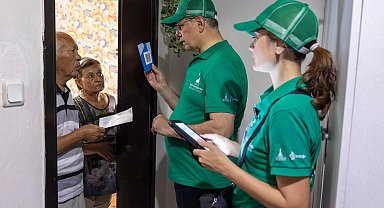 Başkan Tugay "Dönüşüme Evde Başla" projesi için QR kodlu poşet dağıttı