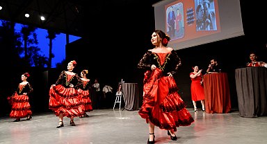 Bornova'da iki perdelik yıl sonu dans gösterisi göz kamaştırdı
