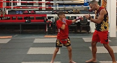 Bostanlısporlu 10 yaşındaki Mert, Tayland'ta ringe çıktı!