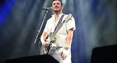 Buray 'Buzlu Cam'a 3 bin kişiyle düet yaptı