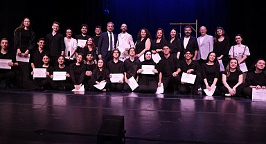 Bursa Devlet Tiyatrosu'nun kursiyerleri sahnede mezun oldu
