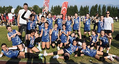 Bursa genç voleybolcuların kalbi Osmangazi'de attı