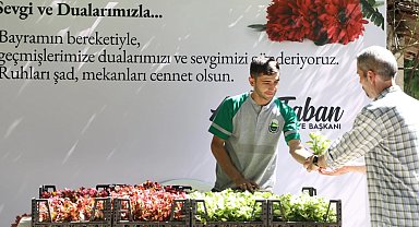 Bursa İnegöl Belediyesi mezarlıklarda 9 bin çiçek dağıttı