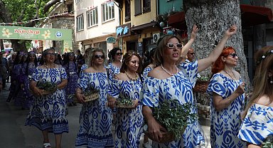 Bursa Mudanya'da zeytinin bereketi Tirilye sokaklarına taştı
